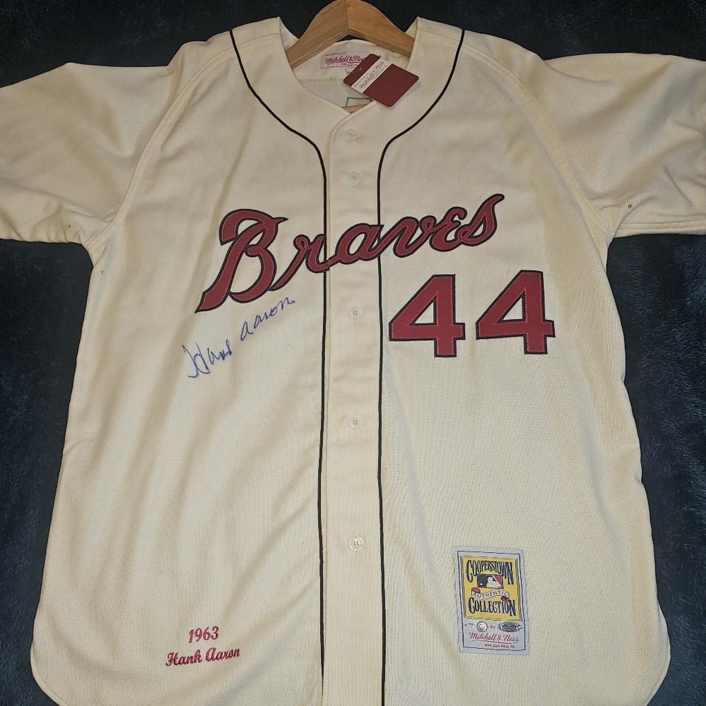Hank aaron autographed jersey